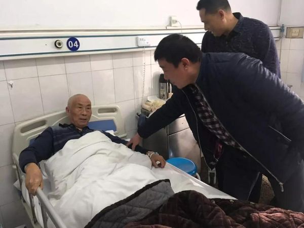 慰問(wèn)住院?jiǎn)T工，傳遞家的溫暖